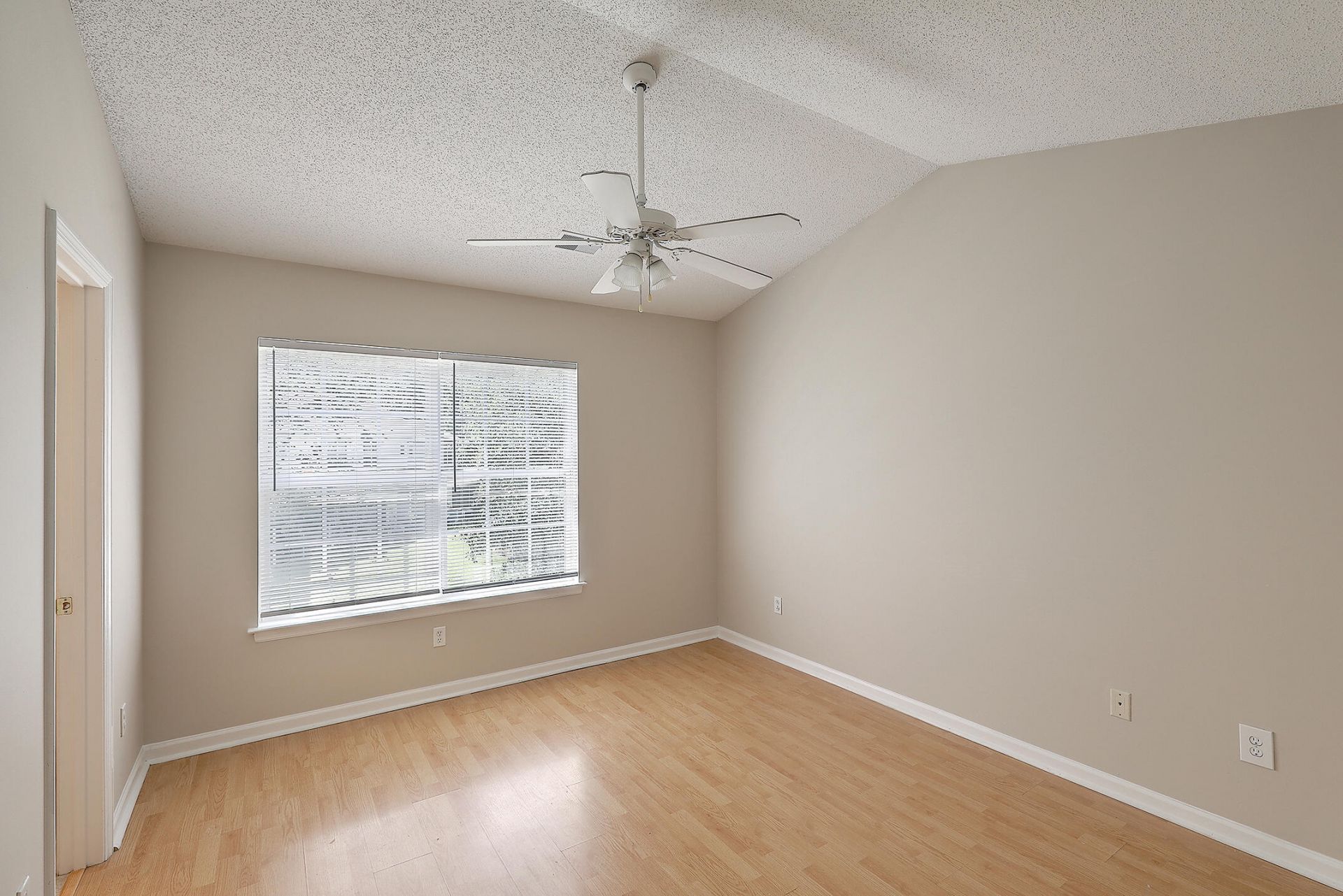 8074 Shadow Oak Drive Photo 15