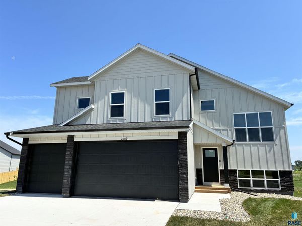 2009 N Goldberg Cir, Sioux Falls, SD 57107