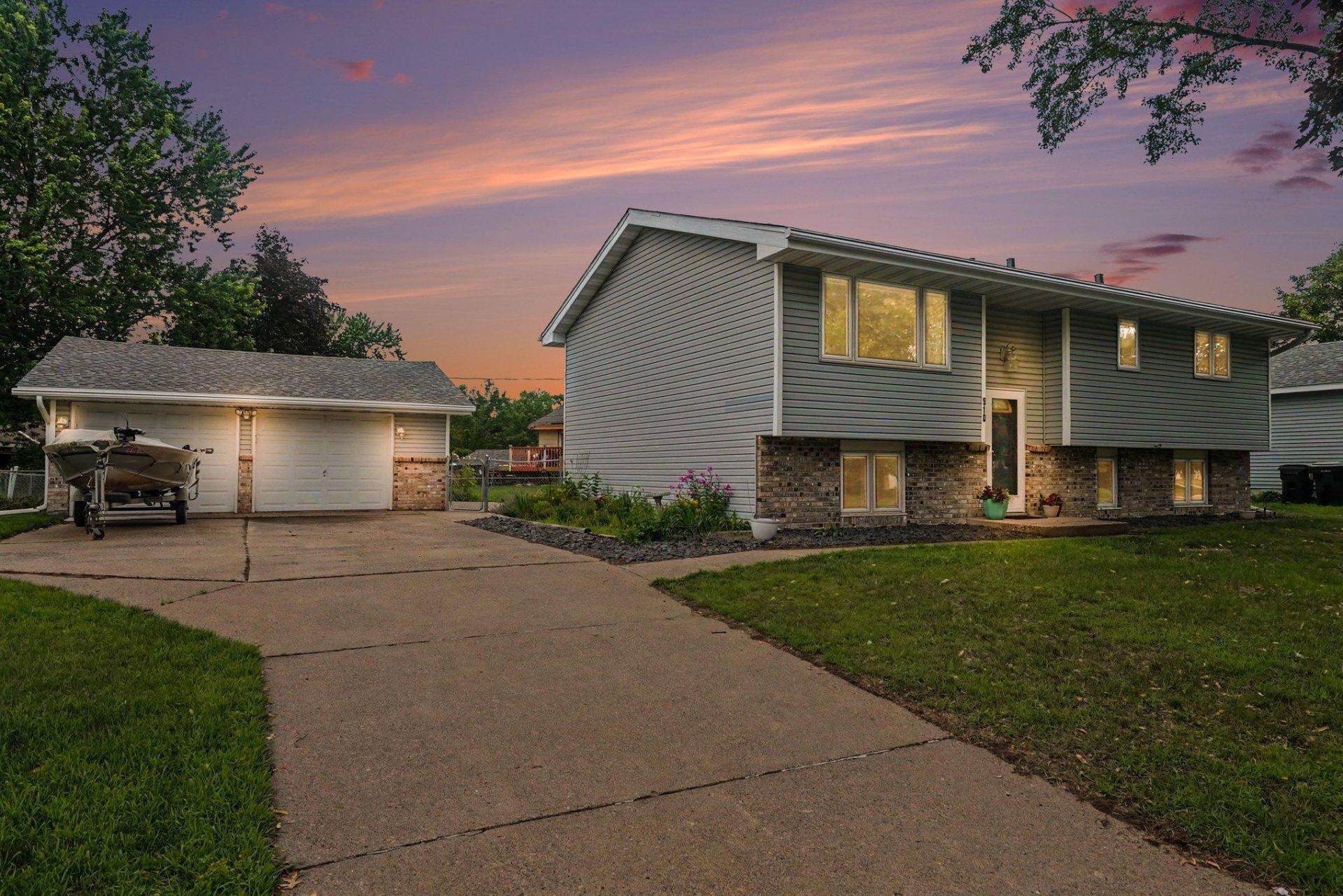 810 Sunny Lane, Anoka, MN 55303