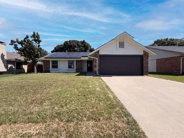 220 Creekwood Lane, Fort Worth, TX 76134