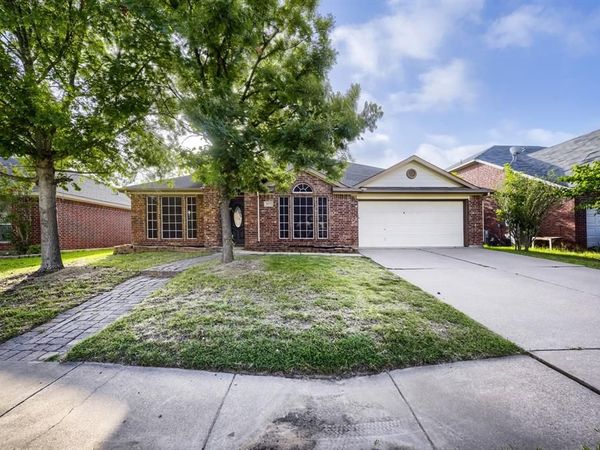 915 Hidden Oaks Drive, Burleson, TX 76028