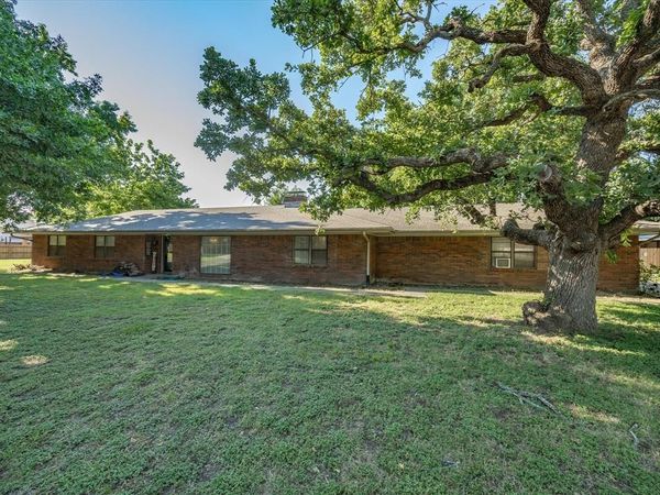 901 Pebble Street, Bowie, TX 76230