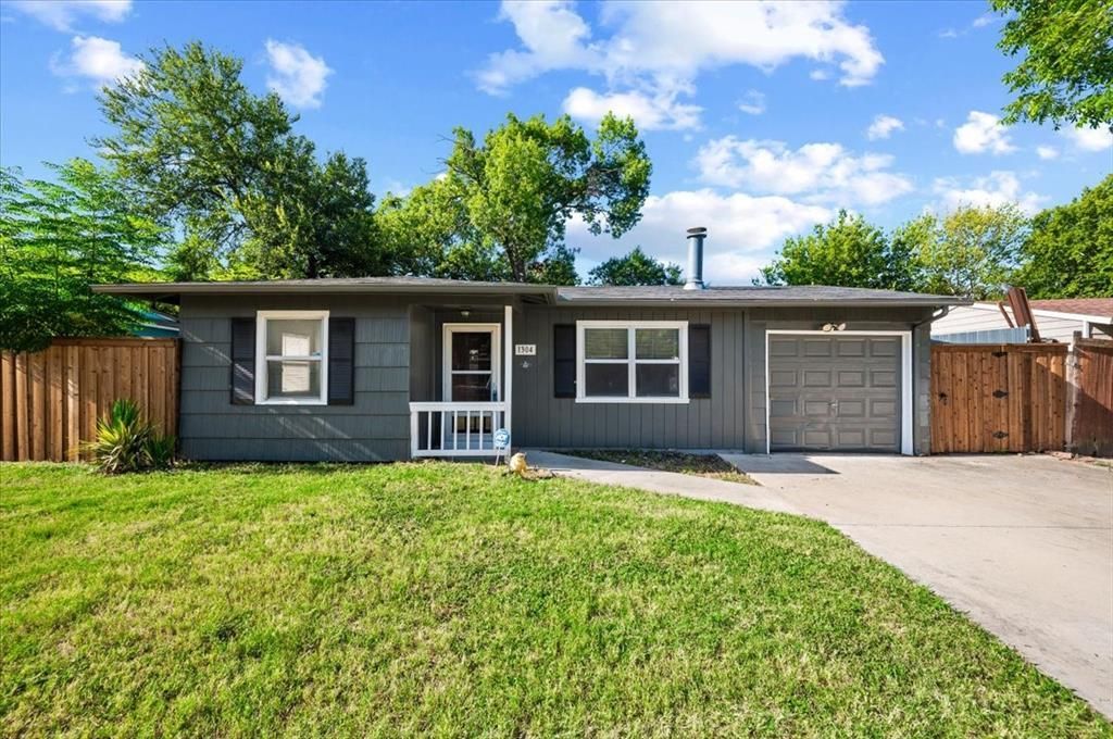 1304 Cardinal Street, Arlington, TX 76010 Main Photo