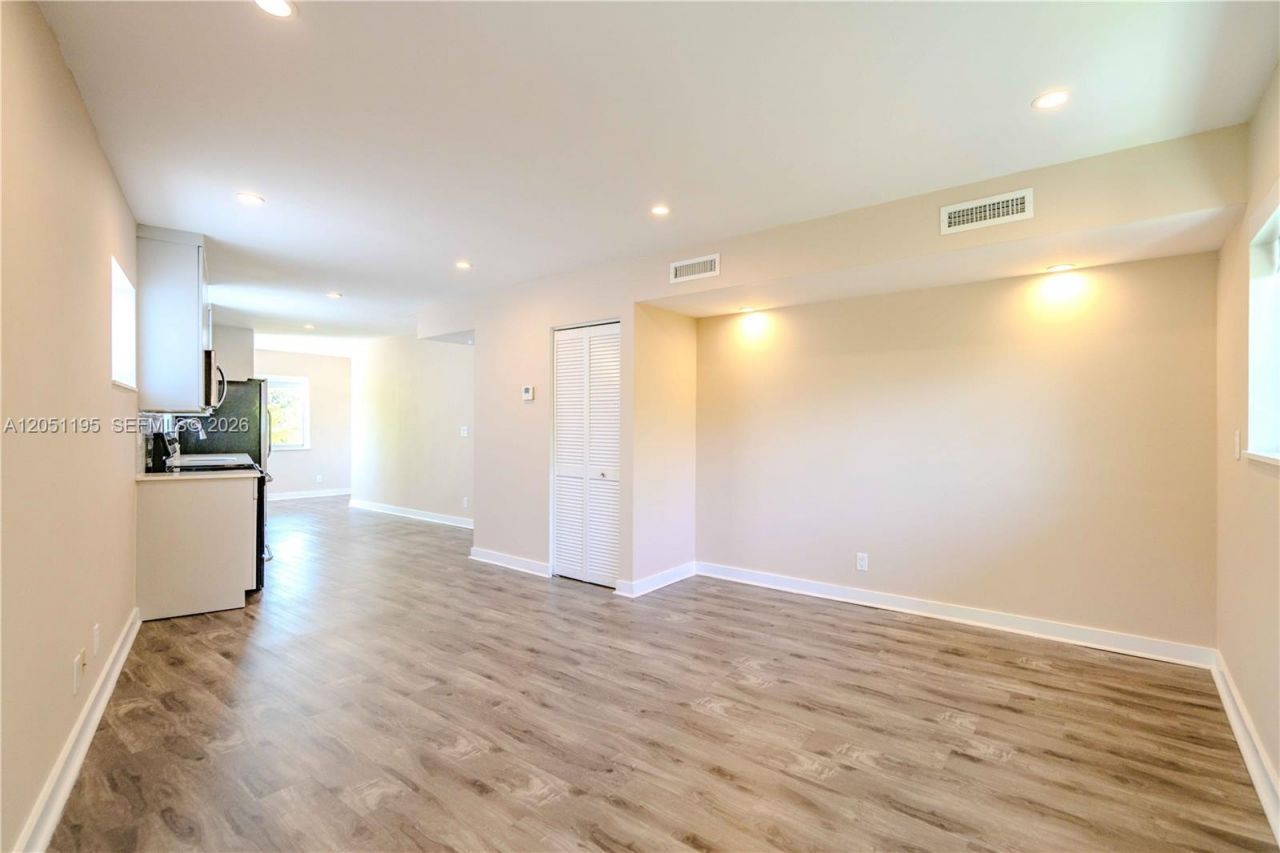 2400 NE 26th St , Unit 8, Fort Lauderdale, FL 33305 Photo
