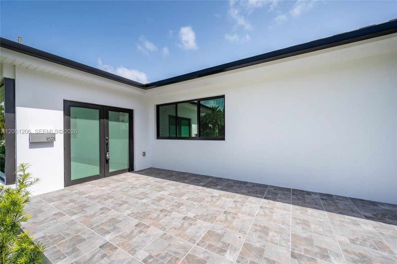 1621 S Treasure Dr, North Bay Village, FL 33141 Photo
