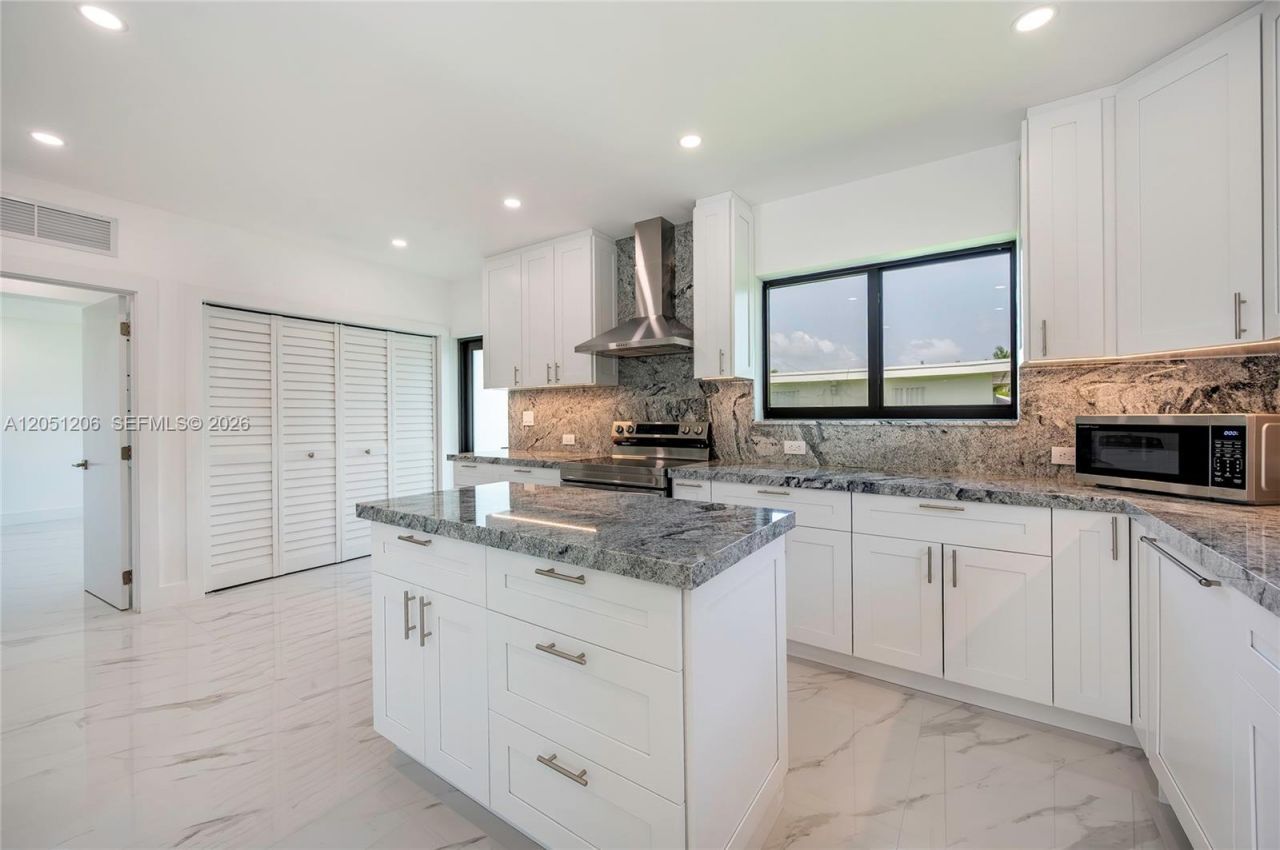 1621 S Treasure Dr, North Bay Village, FL 33141 Photo