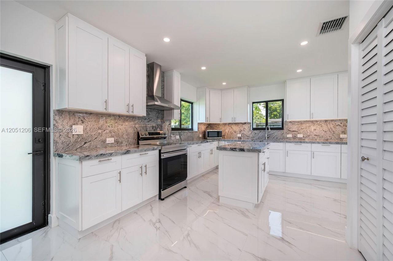 1621 S Treasure Dr, North Bay Village, FL 33141 Photo