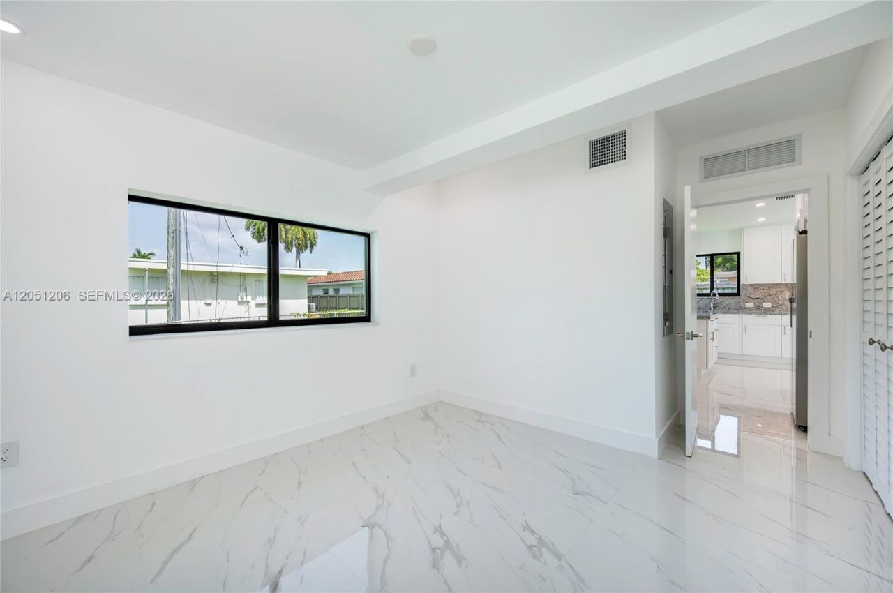 1621 S Treasure Dr, North Bay Village, FL 33141 Photo