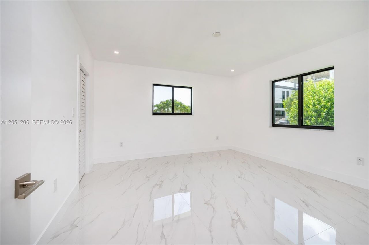 1621 S Treasure Dr, North Bay Village, FL 33141 Photo