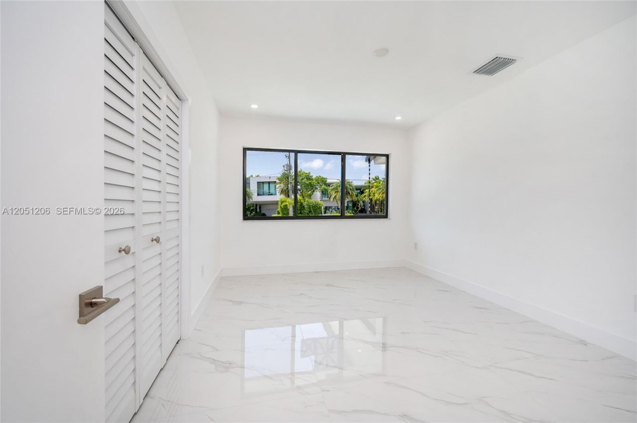 1621 S Treasure Dr, North Bay Village, FL 33141 Photo