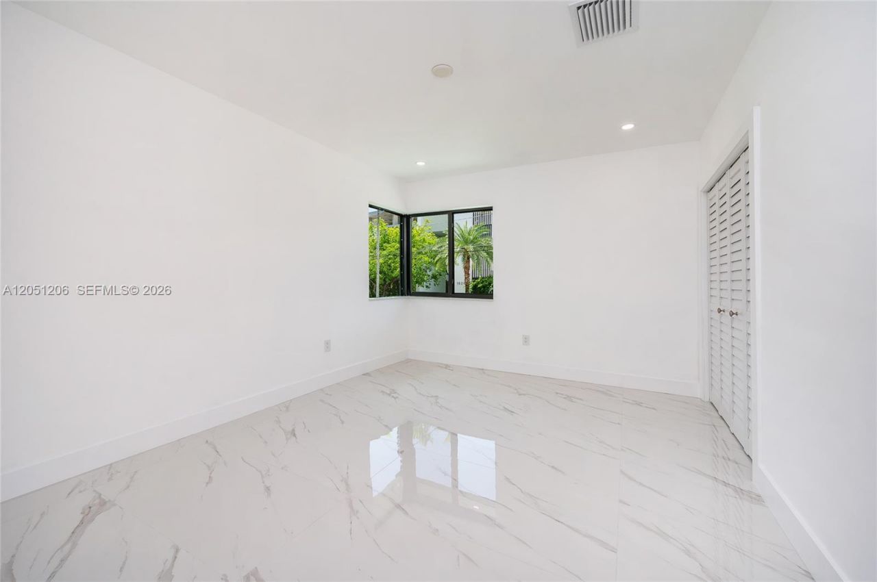1621 S Treasure Dr, North Bay Village, FL 33141 Photo