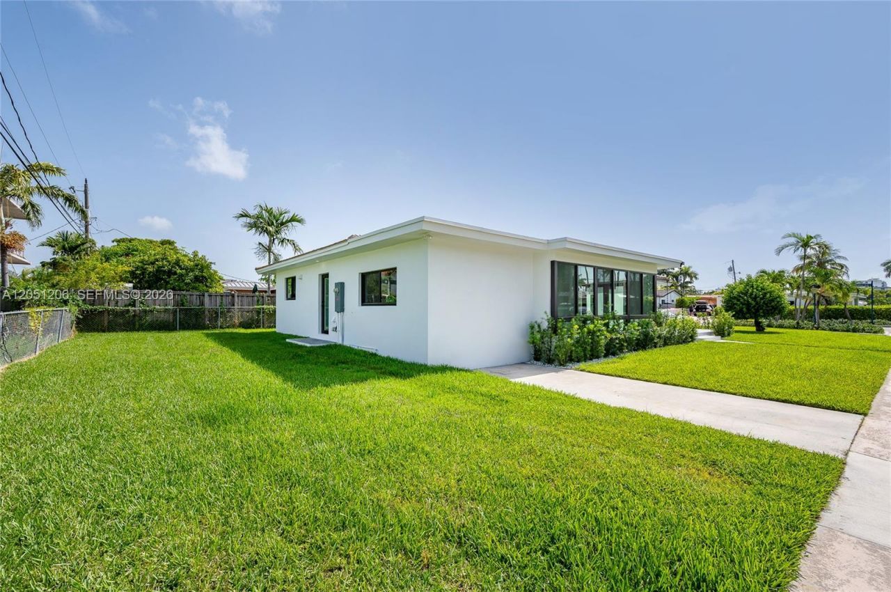 1621 S Treasure Dr, North Bay Village, FL 33141 Photo