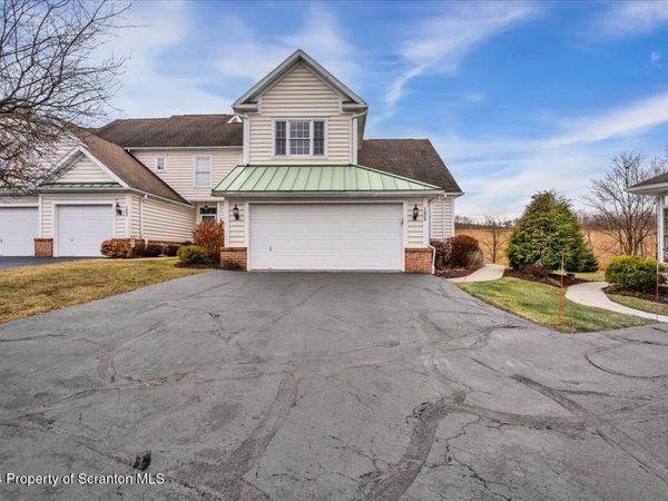 1404 Verne Cl, Moosic, PA 18507