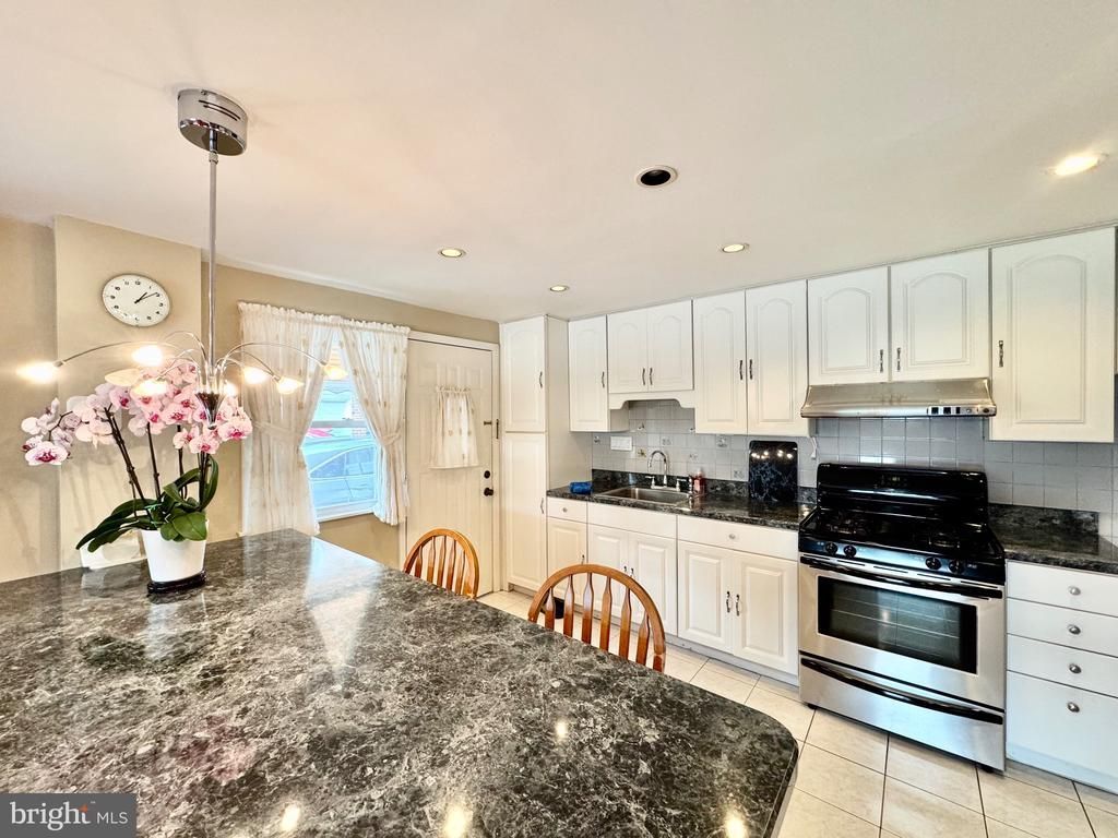 9219 Outlook Avenue, Philadelphia, PA 19114 Main Photo