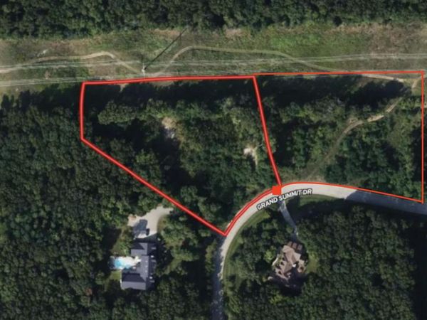9373 Grand Summit Drive, Unit 26 & 27, Fenton, MI 48430