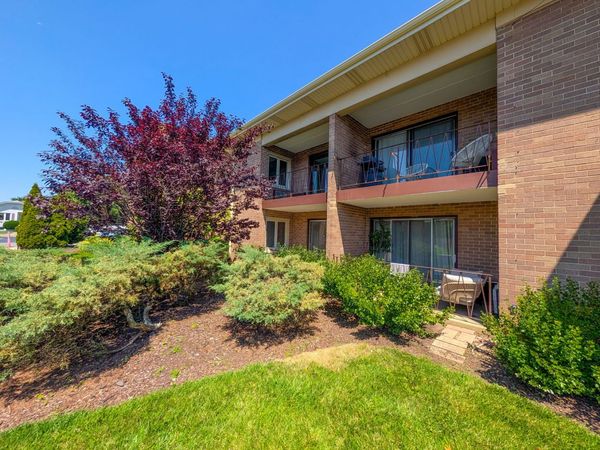 Unit 204W, Elmhurst, IL 60126