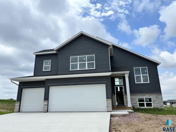 2609 S Copper Creek Ave, Sioux Falls, SD 57110