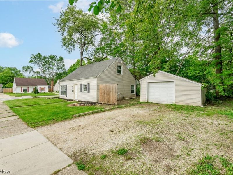 2100 Delmore Street, Cuyahoga Falls, OH 44221 Photo 2