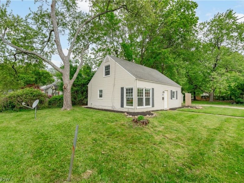 2100 Delmore Street, Cuyahoga Falls, OH 44221 Photo 3