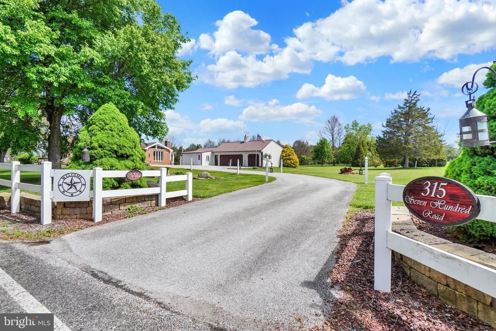 315 700 ROAD, NEW OXFORD, PA 17350