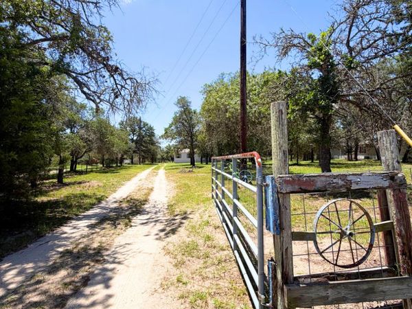 237 Sandy Oaks Dr, Seguin, TX 78155