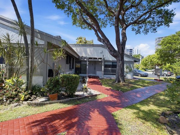 605 Leslie Dr , Hallandale Beach, FL 33009