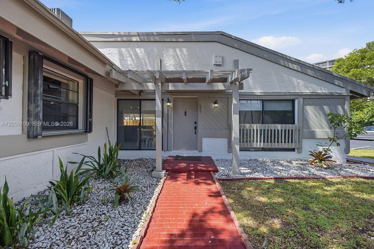 605 Leslie Dr , Hallandale Beach, FL 33009 Photo