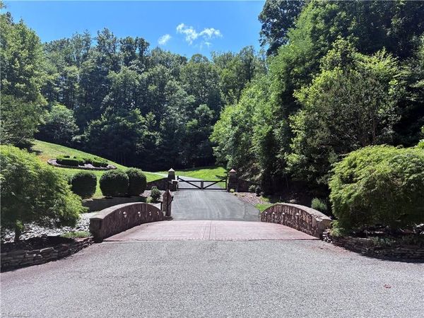 00 breakaway Drive , McGrady, NC 28649