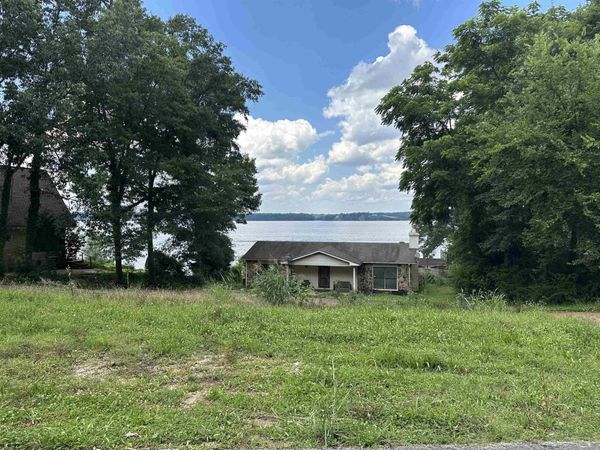 305 Lake View Dr, Muscle Shoals, AL 35661