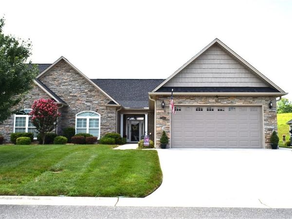 110 Cobblestone Court , Mount Airy, NC 27030