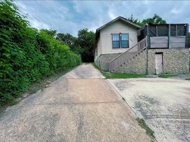 323 Sparks Street , Dallas, TX 75203