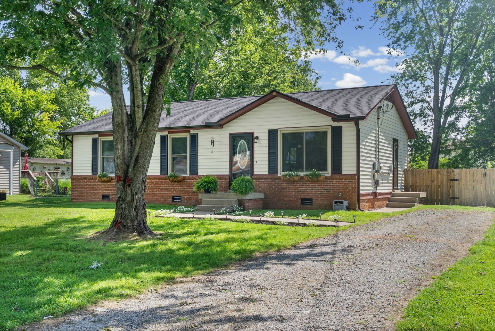 911 Ryan Dr, Clarksville, TN 37042 Main Photo
