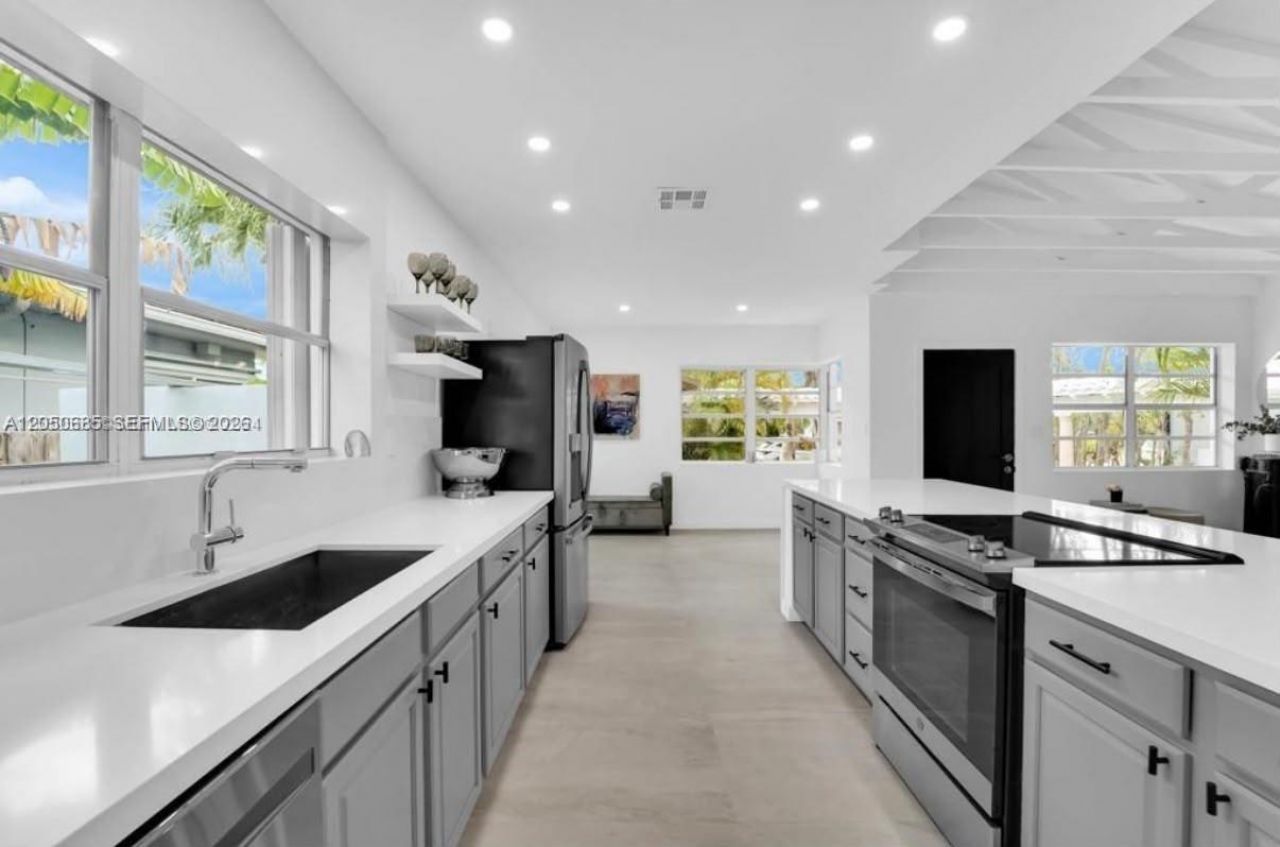 9264 Byron Ave, Surfside, FL 33154 Photo