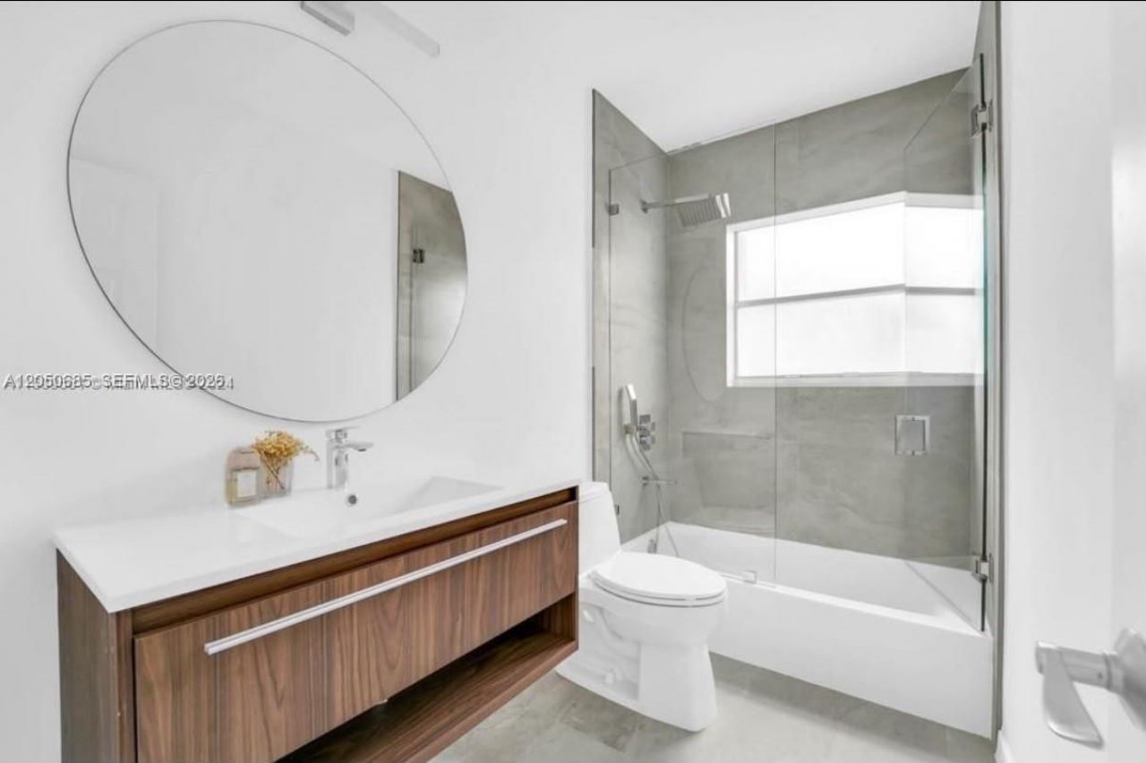 9264 Byron Ave, Surfside, FL 33154 Photo
