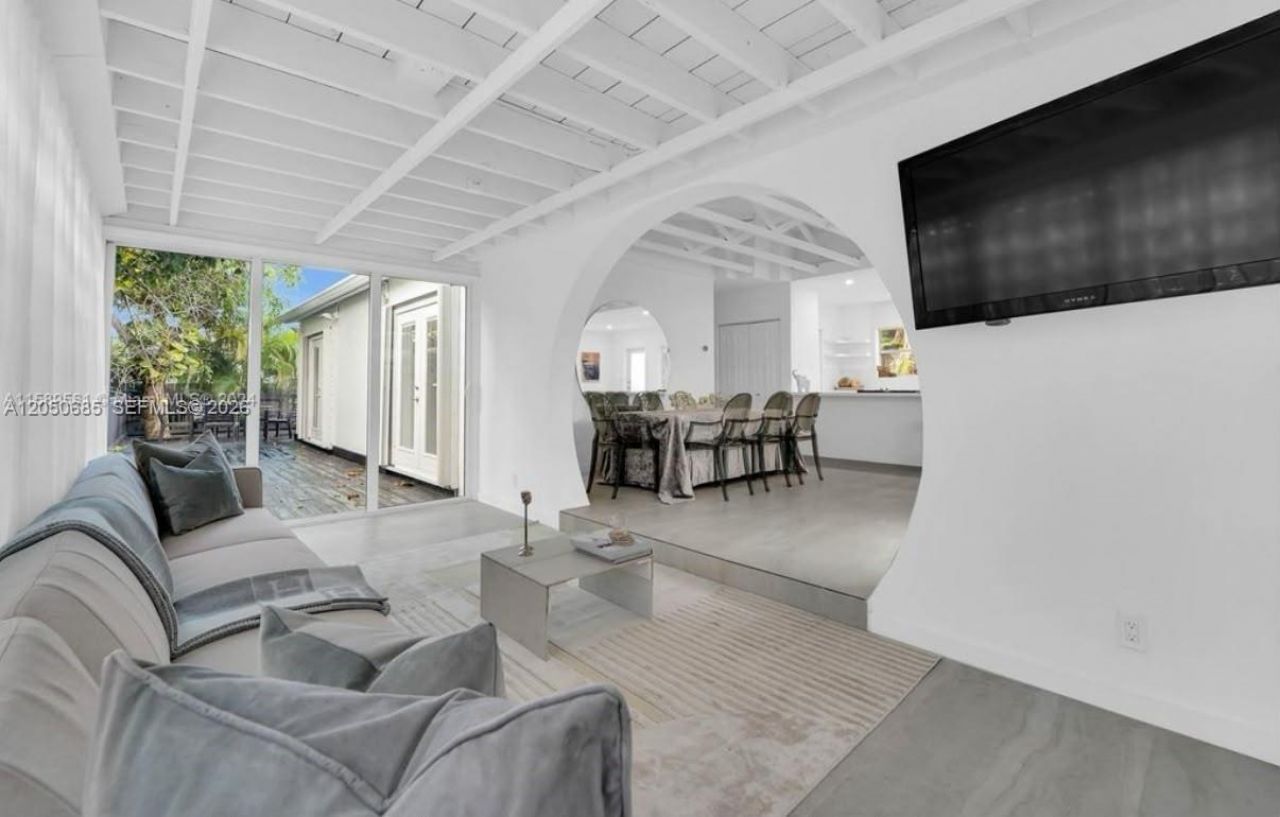 9264 Byron Ave, Surfside, FL 33154 Photo