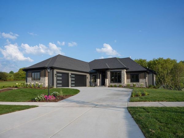 4077 Hawthorn Farm Ct, Delafield, WI 53058