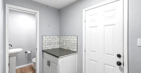 6860 Pocket Rd, Sacramento, CA 95831 Photo