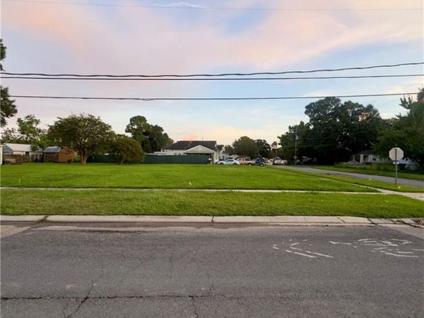9100 LIVINGSTON Avenue , Chalmette, LA 70043