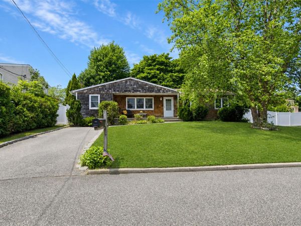 34 Barrett Avenue , Bayport, NY 11705