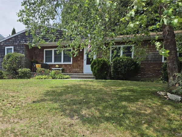 34 Barrett Avenue , Bayport, NY 11705