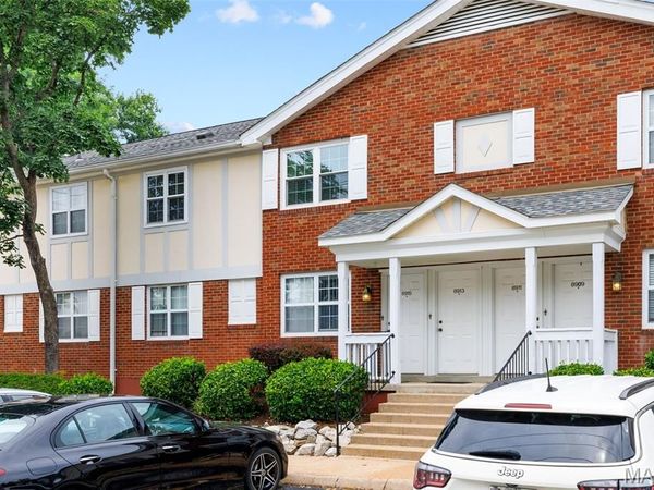 8913 North Swan Circle, St Louis, MO 63144