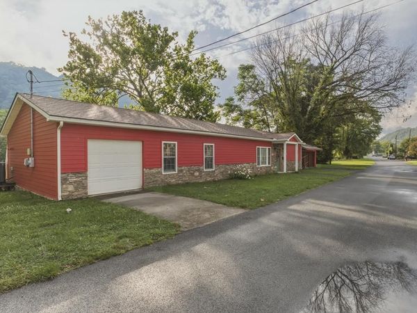 202 Riverside Dr., HINTON, WV 25951