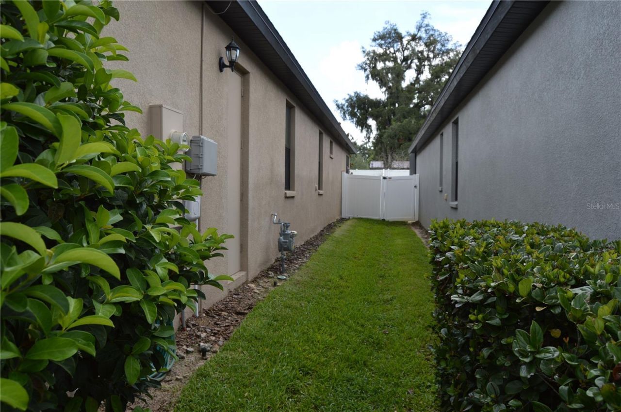 1214 Florablu Drive , Seffner, FL 33584 Photo