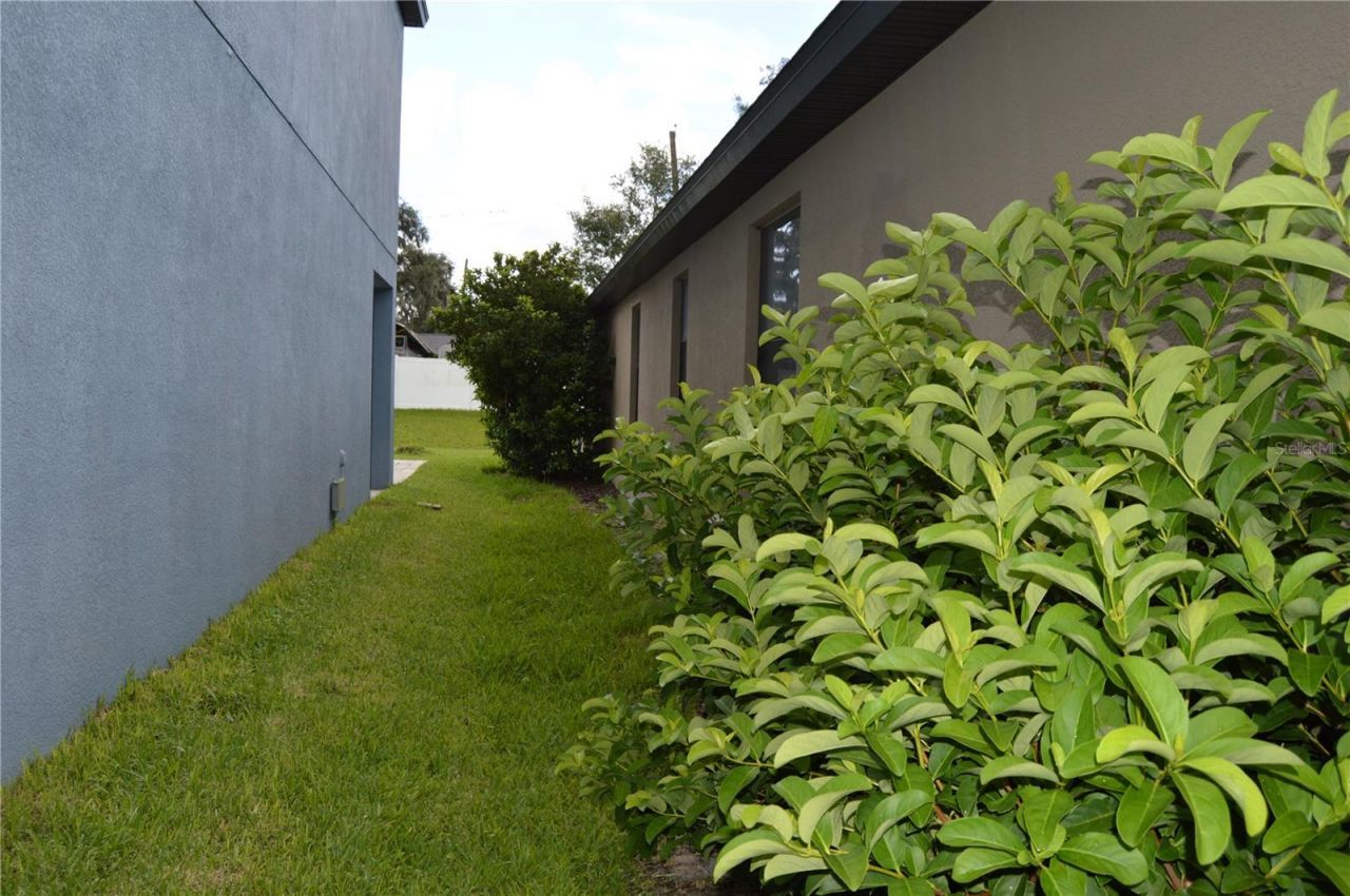 1214 Florablu Drive , Seffner, FL 33584 Photo