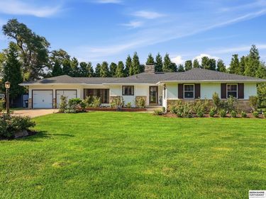 9520 Chicago Street, Omaha, NE 68114