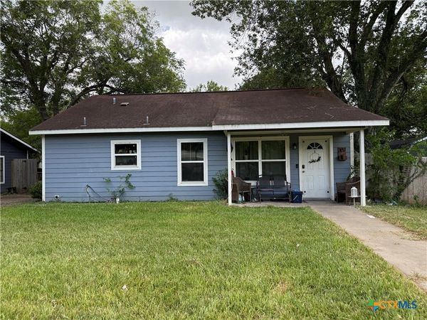307 W Newman Street , Cuero, TX 77954