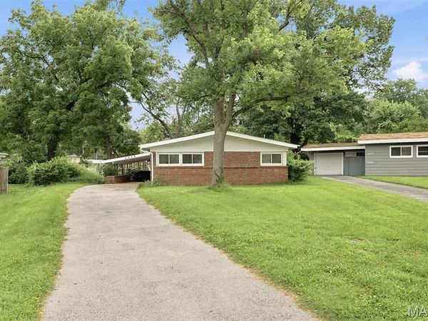 6830 Friarwood Dr, St Louis, MO 63134