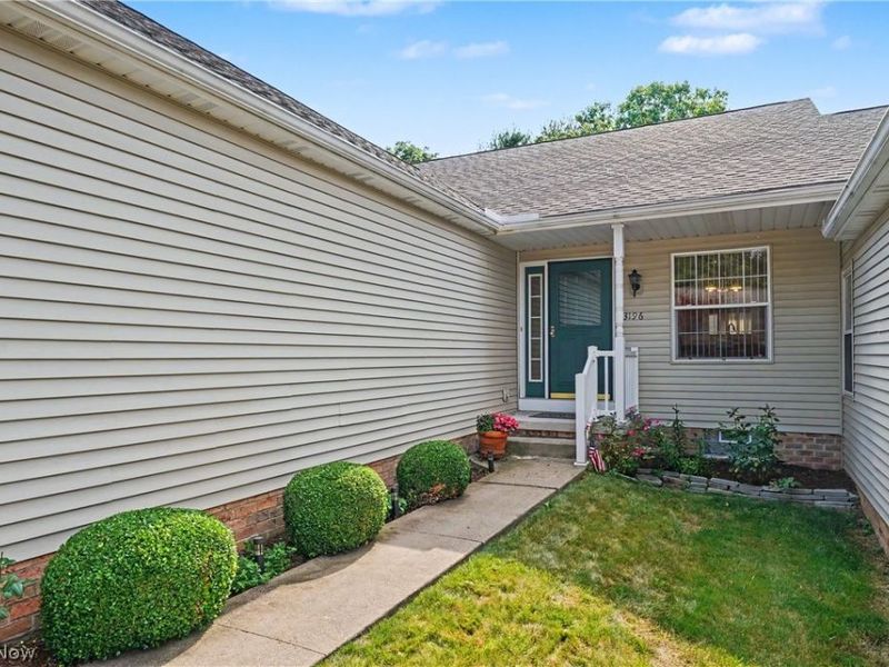 3196 Mariners Island Drive NW, Canton, OH 44708 Photo 2