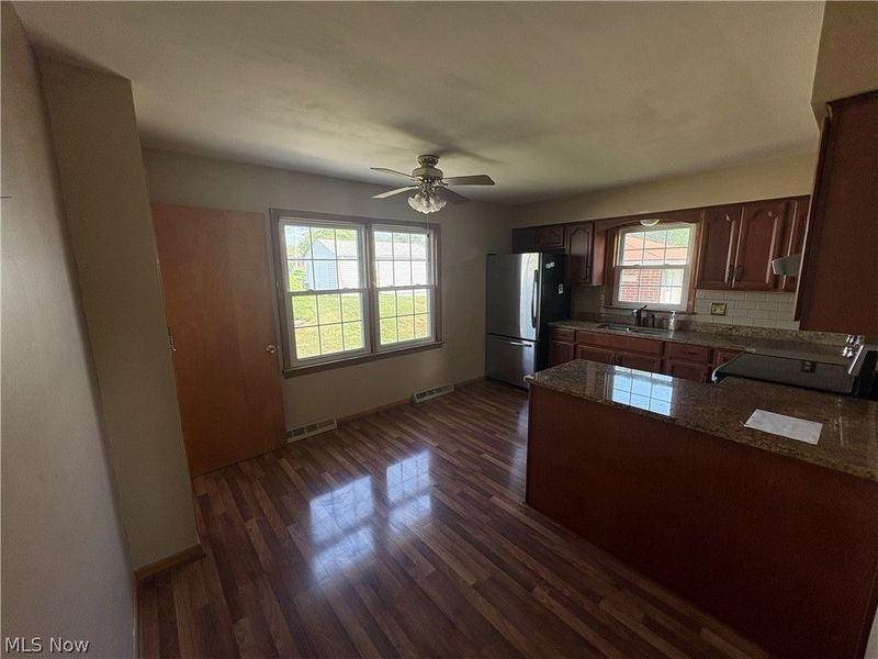 230 E Dresden Avenue, Akron, OH 44301 Photo 4