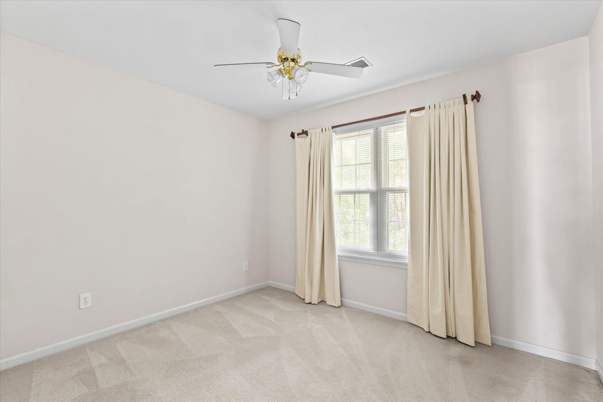 1391 Lakecrest Court Photo 18